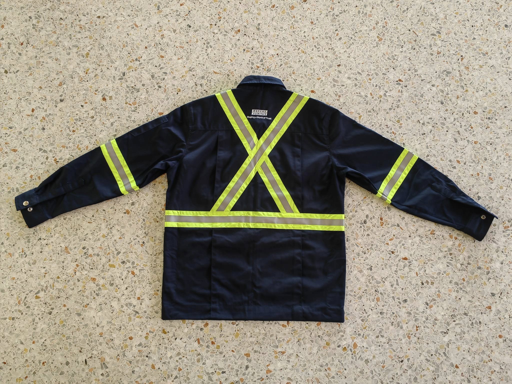 เสื้อช๊อปแขนยาว